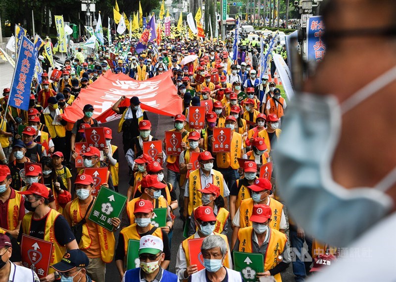 五一勞動節到來，一年一度勞工大遊行1日中午在凱道登場，今年遊行訴求「薪資要提高、年金要保障」，隊伍約下午1時30分出發，盼藉行動呼籲政府務實解決勞工低薪困境、保障老年生活。中央社記者鄭清元攝 110年5月1日