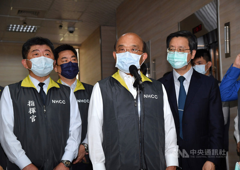 行政院長蘇貞昌(前中)1日上午在衛福部長陳時中(前左)等人陪同下,視察「嚴重特殊傳染性肺炎中央流行疫情指揮中心」,呼籲防疫不可鬆懈,地方政府、各場所機構及民眾都應提高警覺。中央社記者王飛華攝 110年5月1日