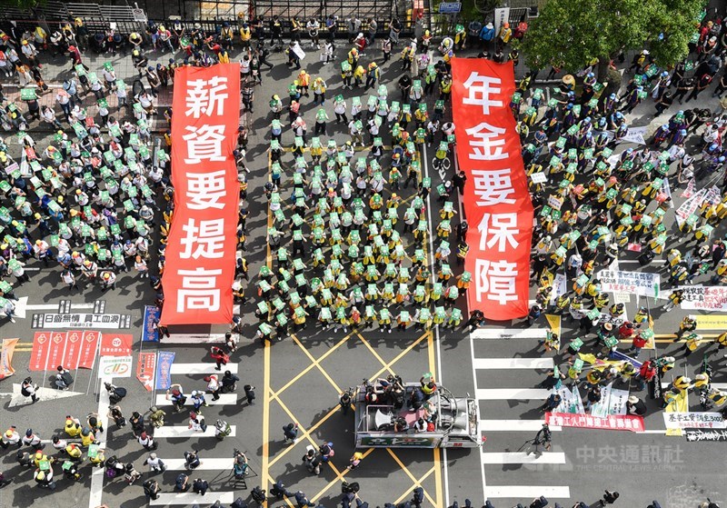 一年一度的勞工大遊行1日中午登場，今年活動號召逾3000人參與，民眾在立法院前拉開「薪資要提高」、「年金要保障」布條，表達期待立院「最低工資法」、「勞保年金改善方案」儘速審議通過的訴求。中央社記者鄭清元攝 110年5月1日