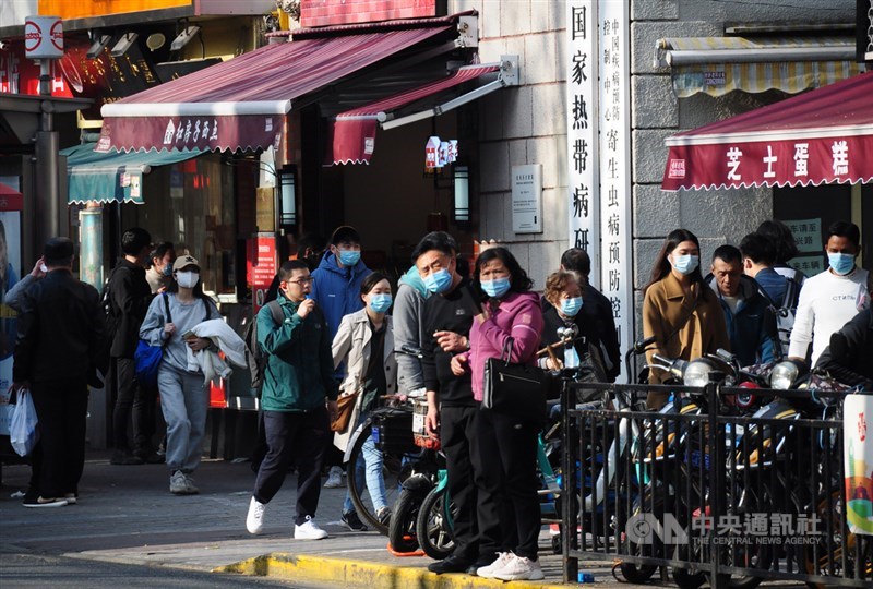 中國部分城市已檢測到印度變異毒株,中國流行病學專家吳尊友呼籲民眾五一假期不要參加大型聚集。圖為3月25日中國上海黃浦區街頭,多數行人戴口罩防疫。(中央社檔案照片)