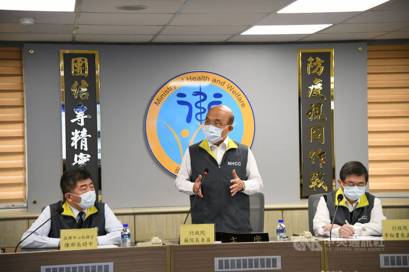 行政院長蘇貞昌(中)1日視察嚴重特殊傳染性肺炎中央流行疫情指揮中心。(行政院提供)中央社記者賴于榛傳真 110年5月1日