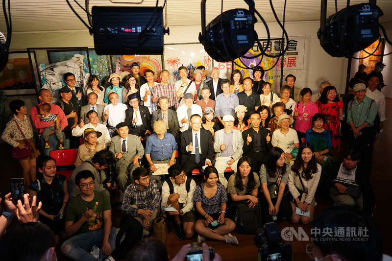 台灣五月畫會65週年會員聯展1日起在國立國父紀念館博愛藝廊展出,展覽內容豐富多元,精彩紛呈,參展會員在開幕記者會中合影留念。(國立國父紀念館提供)中央社記者王心妤傳真 110年5月1日