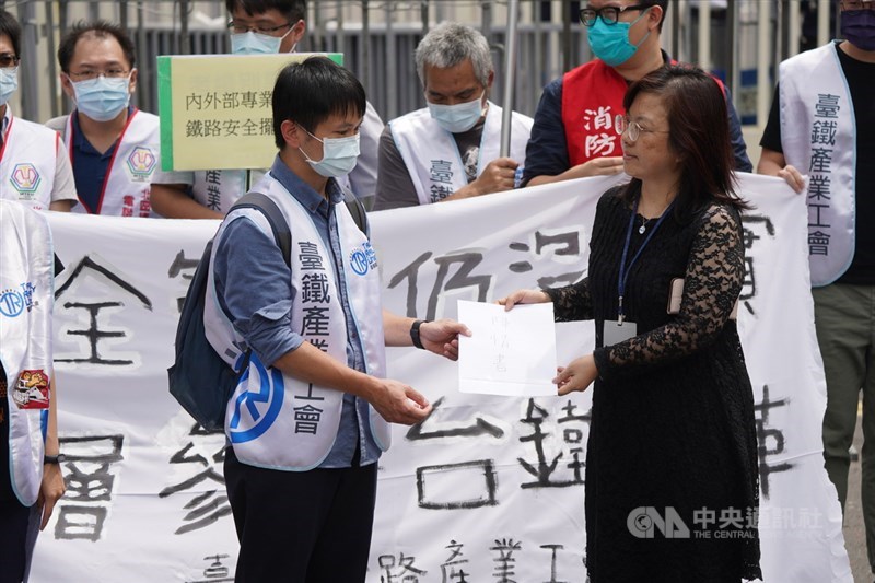 台灣鐵路產業工會1日上午在行政院外召開「安全管理仍沒落實，基層參與台鐵改革」記者會，現場拉布條高喊口號，並遞交陳情書，希望政府與台鐵用心傾聽基層的意見與心聲。中央社記者徐肇昌攝 110年5月1日