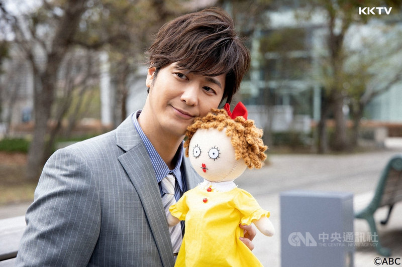 日本男星速水茂虎道在日劇「無法結婚的理由」中飾演熱愛娃娃「美啾子」的課長。他接受台灣媒體聯訪時笑稱為了讓美啾子在手提包內躺得更舒服,特別要求服裝組特製寢具,自豪自己對女生很溫柔。(KKTV提供)中央社記者王心妤傳真 110年5月1日