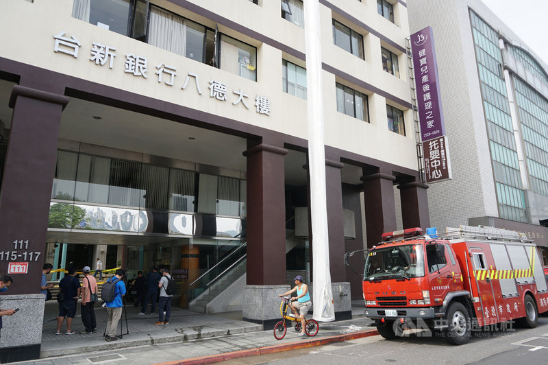 台北市消防局1日下午獲報,八德路4段附近大樓有火警,派遣人車到場發現起火地點位於台新銀行八德大樓地下室2樓,立即拉水線搶救,火警造成4人受傷,皆送醫治療。中央社記者劉建邦攝 110年5月1日