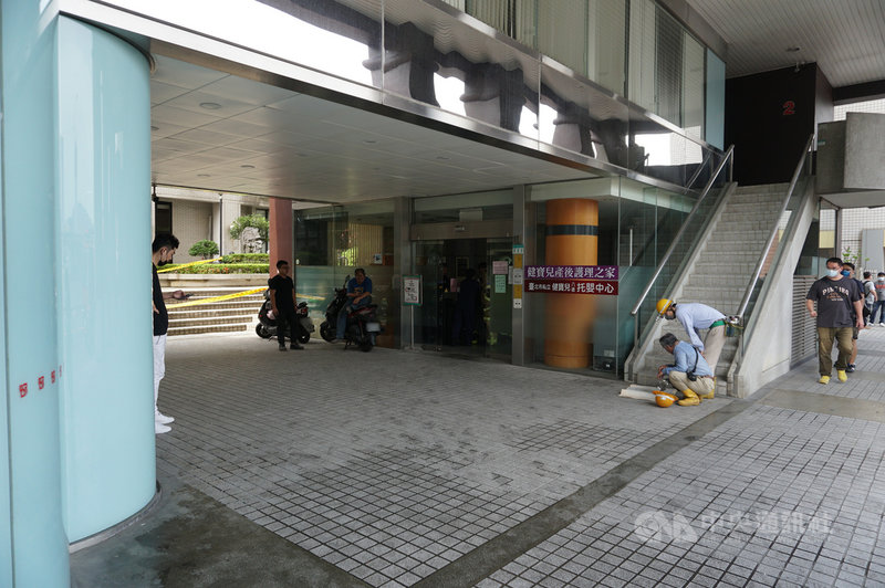 台北市台新銀行八德大樓地下室1日驚傳火警,因4至6樓為產後護理之家及育嬰中心,警消獲報到場後,立即指派人員上樓協助民眾就地避難,當時因樓梯間濃煙密布,等排空濃煙後,才協助民眾下樓。中央社記者劉建邦攝 110年5月1日