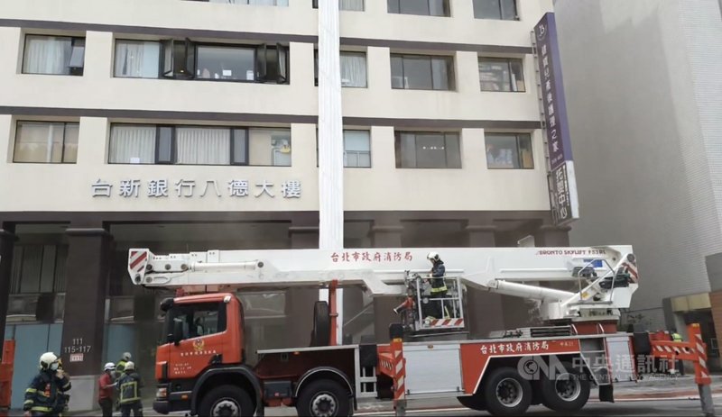 台北市台新銀行八德大樓1日下午發生火警,警消獲報立即出動人車趕赴現場,發現地下室冒濃煙,立即拉水線搶救。(翻攝照片)中央社記者劉建邦傳真 110年5月1日