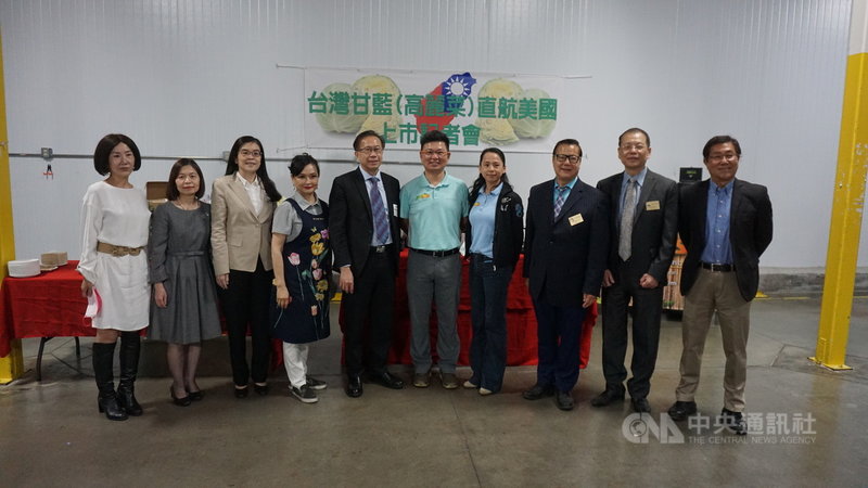 蔬果進口商4月30日舉行記者會,宣布台灣高麗菜、芭樂、楊桃等蔬果抵達洛杉磯。業者表示,疫情之下貨運大亂,但業者做好冷鏈,克服貨運延誤的問題。中央社記者林宏翰洛杉磯攝 110年5月1日