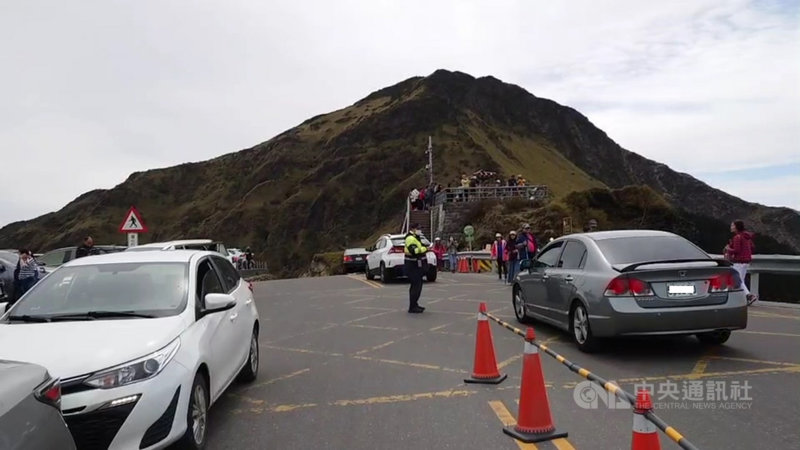 勞動節連假出遊，合歡山區適逢玉山杜鵑花季，1日湧入許多登山客與賞花客，停車場一早就滿，由於合歡山主峰到武嶺路段道路狹窄，仁愛警分局實施單向管制輪流放行，同時派駐拖吊車，維持車流順暢。（警方提供）中央社記者蕭博陽南投縣傳真 110年5月1日