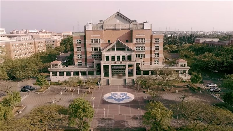 國立中正大學師生與確診個案近距離接觸,外傳前行政院長江宜樺也曾到中正授課。防疫指揮官陳時中1日對此表示,江宜樺不會有染疫風險。圖為中正大學校園一景。(圖取自國立中正大學新聞YouTube頻道網頁youtube.com)