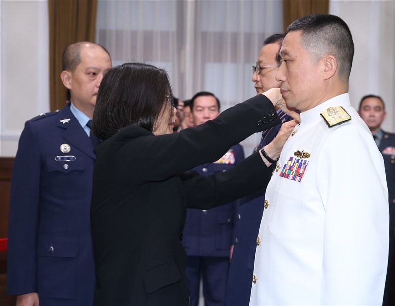 美國海軍上將阿基里諾接替戴維森出任美國印太司令部司令。阿基里諾致詞時特別點名致謝包括台灣海軍司令劉志斌(前右)。(中央社檔案照片)