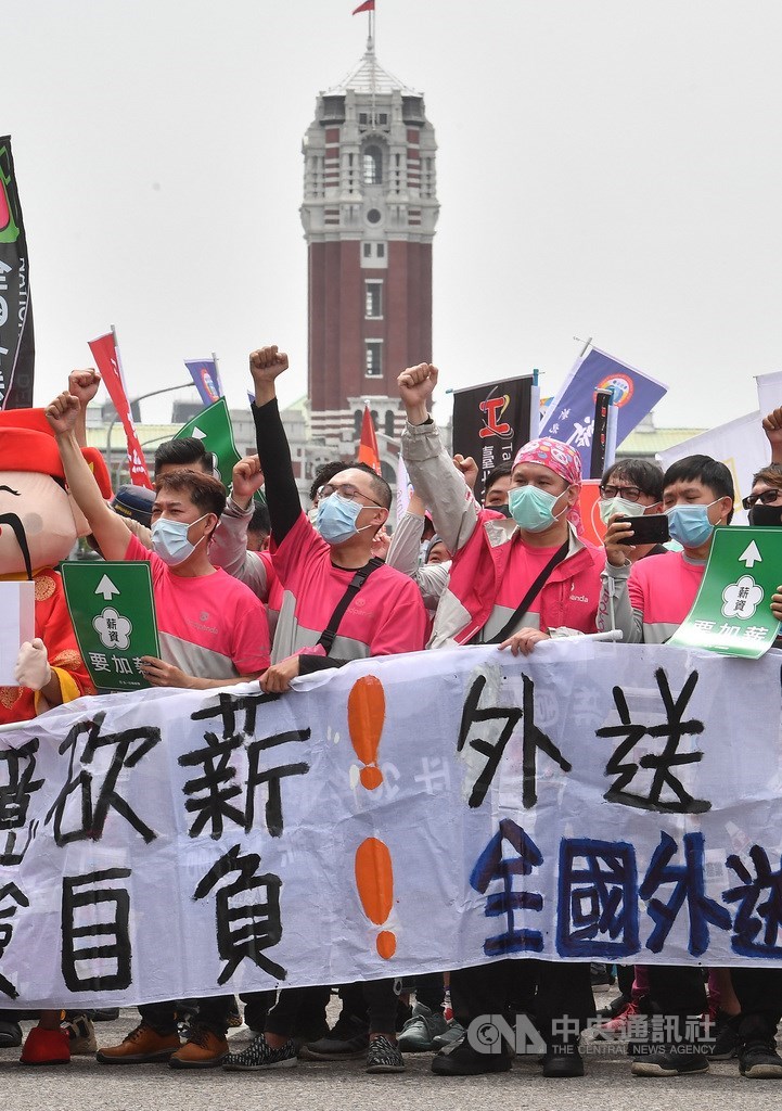 五一勞動節到來,勞工團體舉辦勞工大遊行,1日中午先在總統府前凱道集結,大批外送平台人員也到場參與,拉起布條、高呼口號表達訴求。中央社記者鄭清元攝 110年5月1日