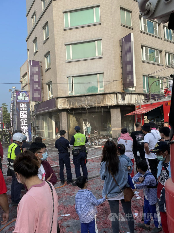 雲林縣北港鎮公園路一間服飾店4月30日下午發生火警,火勢延燒,夾雜鞭炮聲,8人送醫,幸無大礙。(民眾提供)中央社記者姜宜菁傳真 110年5月1日