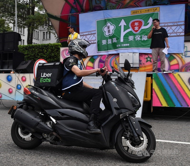 一年一度勞工大遊行在五一勞動節當天中午在凱達格蘭大道登場,全國各地工會團體成員集結,外送員也騎車協助行動劇演出,表達今年活動訴求。中央社記者鄭清元攝 110年5月1日