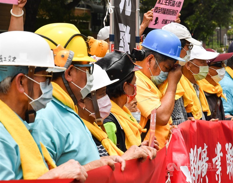 一年一度五一勞工大遊行1日登場，超過百名老礦工今年破天荒加入遊行、走上街頭。他們在遊行前戴起頭燈，先在立法院群賢樓前集結，高喊「能源危機日夜拚，阮ㄟ故事誰人聽」口號，要求政府聆聽他們的訴求。中央社記者鄭清元攝 110年5月1日