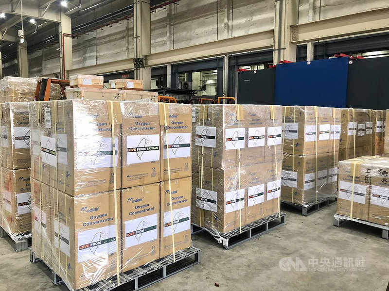 印度武漢肺炎疫情嚴峻,台灣援助150台製氧機,已於2 日由華航貨機載運起飛,以協助印度抗疫、度過難關。(外交部提供)中央社記者游凱翔傳真 110年5月2日