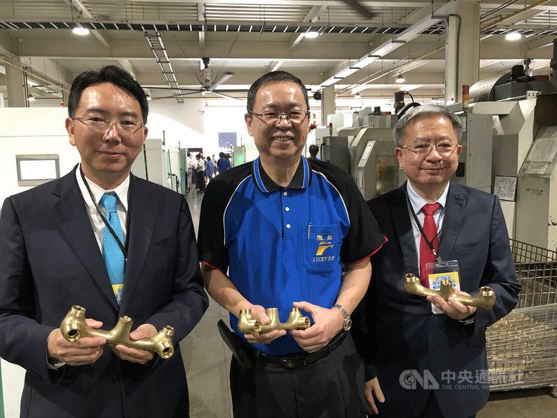 製造水五金產品的隴鈦銅器打造智動化產線,上銀集團提供關鍵傳動元件,扮演關鍵角色。圖中為隴鈦銅器董事長吳佾達、左為上銀董事長卓文恒、右為大銀微系統總經理絲國一。中央社記者鍾榮峰攝 110年5月2日