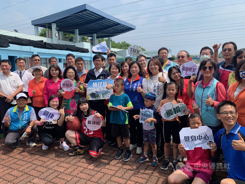 高雄市長陳其邁(2排左5)2日偕立委及市議員宣布,要將楠梓游泳池原址新建為「楠仔坑運動中心」,未來完善的設施,可供民眾休憩健身。中央社記者王淑芬攝 110年5月2日