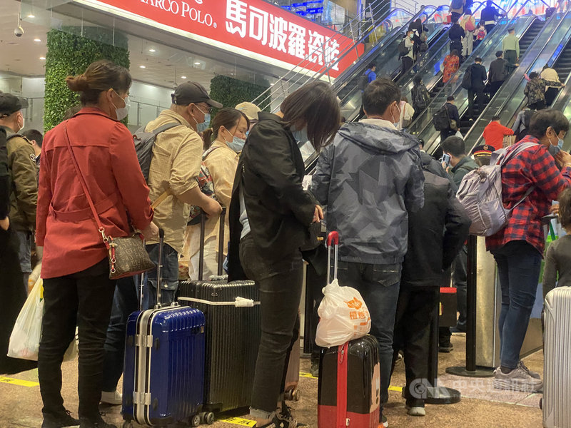 因列車延誤影響,北京最繁忙的北京西站從1日中午開始便有大批乘客滯留,人潮雖至2日有所疏散,但仍相當擁擠。中央社記者繆宗翰北京攝 110年5月2日