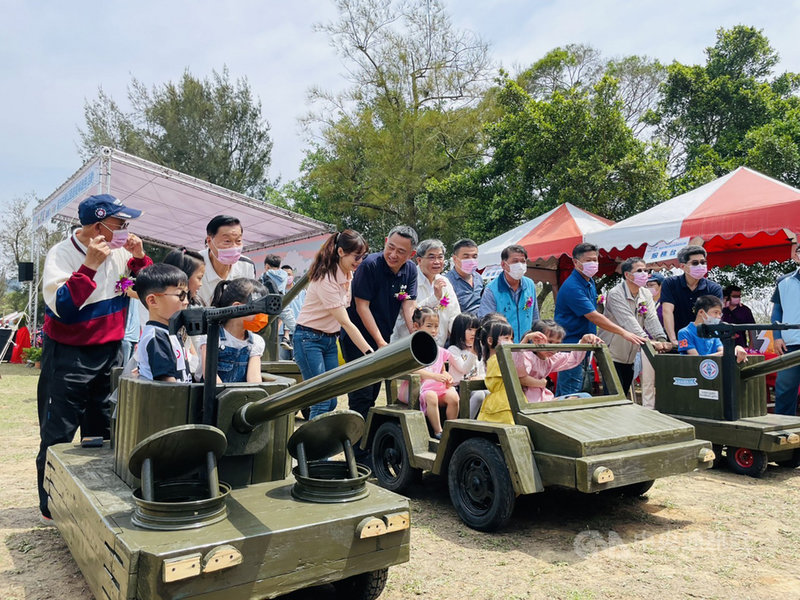 金門第一座共融公園–莒光共融公園遊戲場2日啟用,縣長楊鎮浯(中,黑衣)等人出席啟用儀式,並與小朋友互動。(金門縣政府提供)中央社 110年5月2日