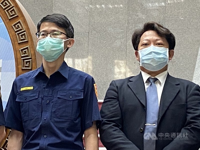 台北市松山警分局中崙派出所遭黑衣人闖入砸電腦,外界質疑此案是否涉關說或施壓;前所長許書桓(左)2日委託律師彭國書(右)發表聲明指出,均為莫須有臆測,全因自己思慮不周所致。中央社記者黃麗芸攝 110年5月2日
