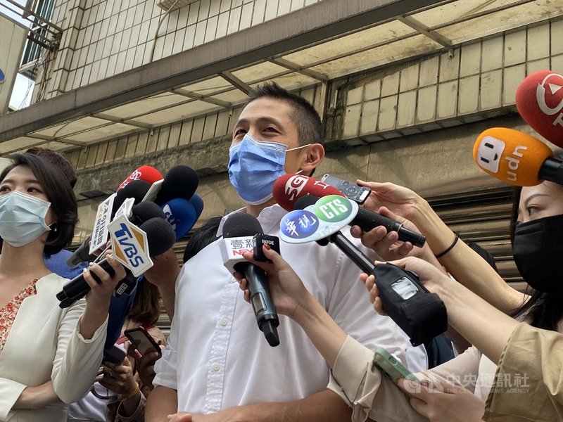 民進黨台北市黨部評委會通過臨時動議,1日晚間決議開除趙介佑黨籍。市黨部主委吳怡農(中)2日受訪表示,市黨部執行長趙心瑜(趙介佑的姑姑)已向他遞出辭呈,自己也感謝趙心瑜多年來對市黨部的專業及付出。中央社記者黃麗芸攝 110年5月2日