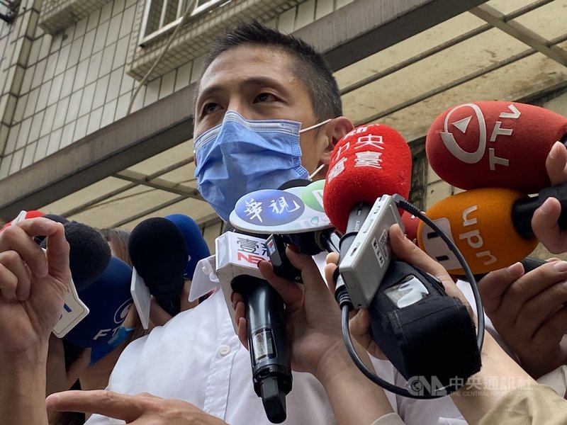 已請辭民進黨台北市黨部評委召集人的趙映光的兒子趙介佑疑涉毒,外界關切黑道入黨問題。黨部主委吳怡農(中)2日表示,排黑條款不夠嚴謹之處應重新檢視。中央社記者黃麗芸攝 110年5月2日
