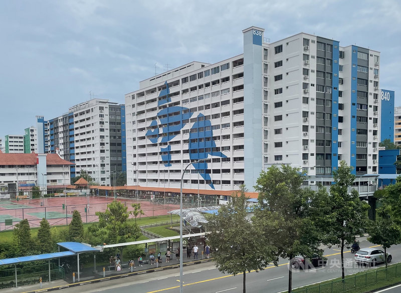 「組屋」是新加坡的公共住宅,遍佈各地,由一棟棟整齊一致的高樓形成一個社區,圖為新加坡北部一處組屋。攝於4月22日。中央社記者侯姿瑩新加坡攝 110年5月2日
