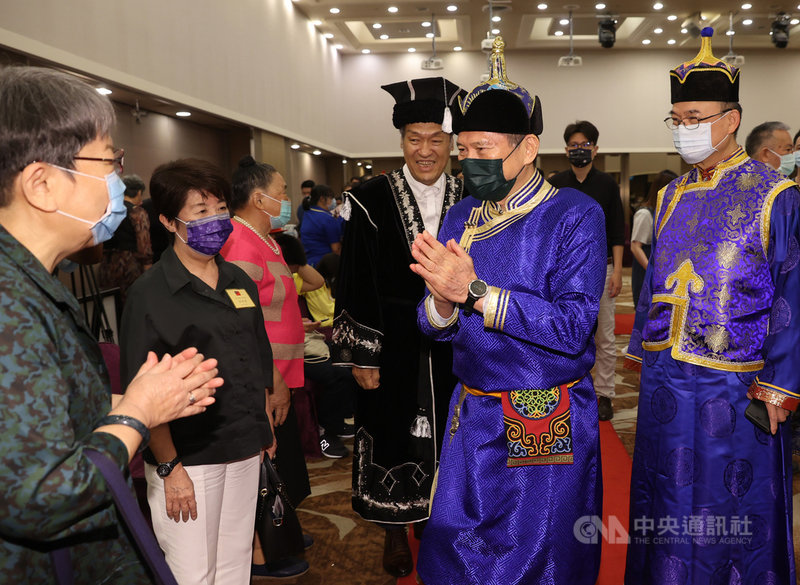 「110年蒙古民族紀念儀典-成吉思汗祭典」2日在台北福華飯店舉行,今年祭典首度由文化部長李永得(前右2)擔任主祭,他並向現場出席民眾致意。中央社記者鄭傑文攝 110年5月2日