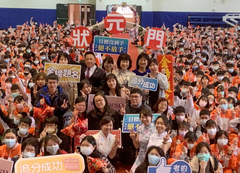 國中教育會考將於15日、16日舉行,新北市丹鳳高中舉辦「復古風喜事」祈福,國中擊鼓隊為學長姊們集氣,孩子們在金榜字卡寫志願放入福袋內,還品嚐「狀元餅」盼望追分成功。(校方提供)中央社記者黃旭昇新北傳真 110年5月2日
