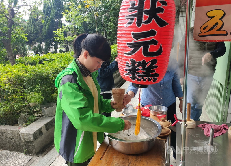 國中教育會考將於15日、16日舉行,新北市五股國中2日表示,9年級學生親自手作狀元糕,也在金榜題名的花燈下祈福。(校方提供)中央社記者黃旭昇新北傳真 110年5月2日