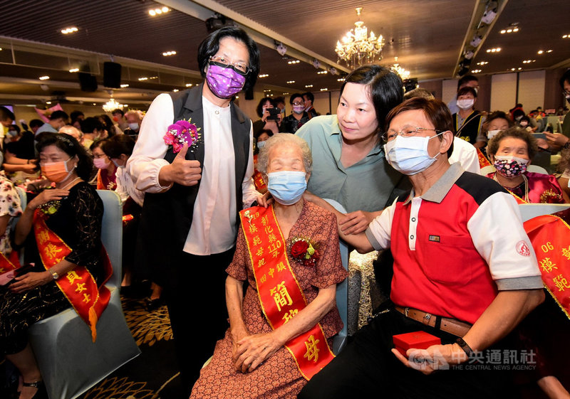 彰化縣政府2日舉辦110年模範母親表揚活動,其中年紀最大、來自田中鎮的99歲簡魏母(前左2)最愛打電動玩具,子孫還會陪她一起玩,讓簡魏母活力不輸年輕人。前左1為彰化縣長王惠美。(彰化縣政府提供)中央社記者蕭博陽彰化縣傳真 110年5月2日