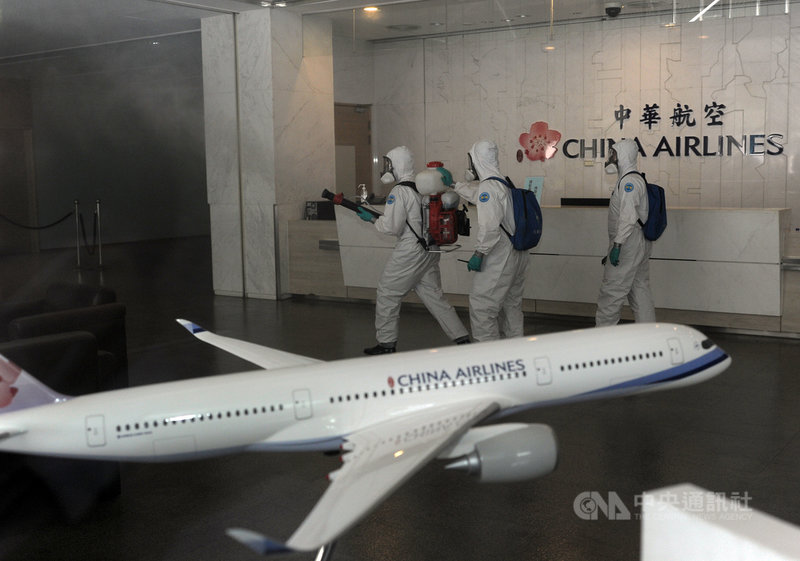 華航機師感染武漢肺炎(2019冠狀病毒疾病,COVID-19 )案擴大至防疫旅館,國軍三三化學兵群2日前往華航園區,針對行政中心、組員中心、訓練中心3棟建築進行消毒作業,並請華航打開空調,讓氣霧與消毒藥劑可瀰漫室內。中央社記者施宗暉攝 110年5月2日