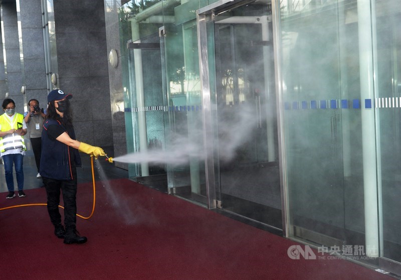 華航機師、諾富特飯店接連出現人員感染武漢肺炎(2019冠狀病毒疾病,COVID-19),桃園市政府環境清潔稽查大隊人員2日前往華航園區擴大環境消毒,在辦公大樓外執行消毒作業。中央社記者施宗暉攝 110年5月2日