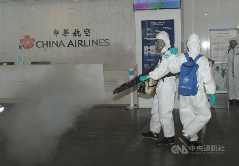 華航機師感染武漢肺炎(2019冠狀病毒疾病,COVID-19 )案擴大至防疫旅館,桃園市政府環境清潔稽查大隊及國軍三三化學兵群2日前往華航園區進行辦公區域及室外環境消毒作業,徹底防堵疫情。中央社記者施宗暉攝 110年5月2日