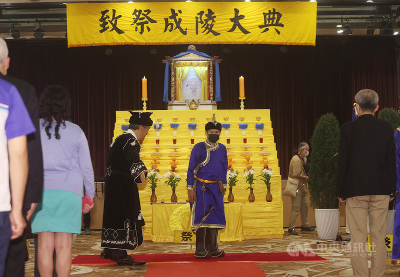 「110年蒙古民族紀念儀典-成吉思汗祭典」2日在台北福華飯店舉行,今年祭典首度由文化部長李永得(中)擔任主祭,他認為,多元文化應尊重不同族群主體性。中央社記者鄭傑文攝 110年5月2日