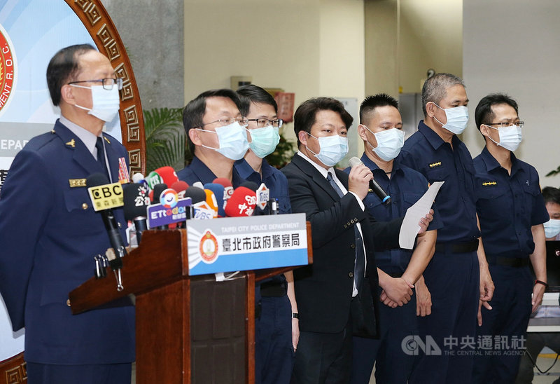 黑衣人闖台北市松山警分局中崙派出所案已進入司法調查。台北市警察局2日下午召開記者會,前所長許書桓(左3)委由律師彭國書(左4)發表聲明。中央社記者郭日曉攝 110年5月2日