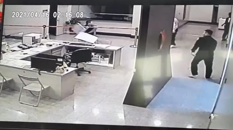 台北市松山警分局中崙派出所前年4月16日遭黑衣人闖入砸毀電腦。（台北市警局提供）