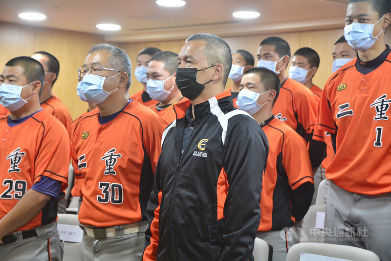 新北市二重國中日前在國中棒球聯賽抱回冠軍金盃,校長游翔越(黑衣)以行動兌現賽前承諾,與學生一樣理平頭慶祝,率領學生到市府獻獎時引起話題。中央社記者黃旭昇新北攝 110年5月2日