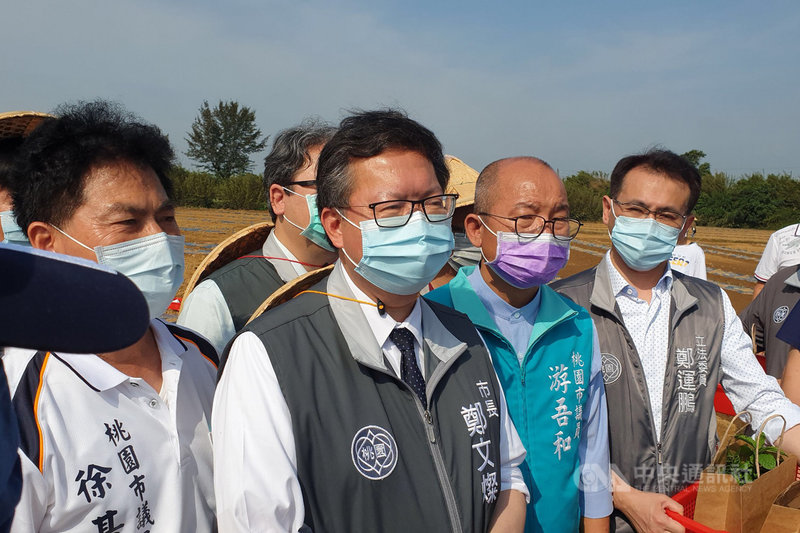 華航機師染疫事件延燒,桃園市長鄭文燦(前左2)表示,要讓外籍機師習慣使用電子圍籬監測管理,並以專用通道、車輛到集中檢疫處等作業,他特別拜託民航局,外籍機師不能成為破口,一定要保持督導的狀態。(桃園市政府新聞處提供)中央社記者吳睿騏桃園傳真 110年5月2日