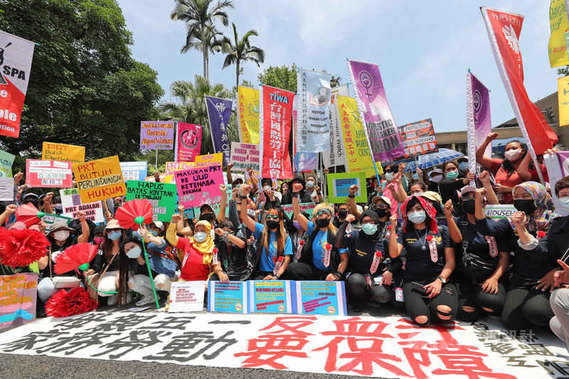 台灣移工聯盟等團體2日在行政院前舉行記者會,呼籲政府儘速提出「家事服務法」,保障家務移工權益。中央社記者裴禛攝 110年5月2日