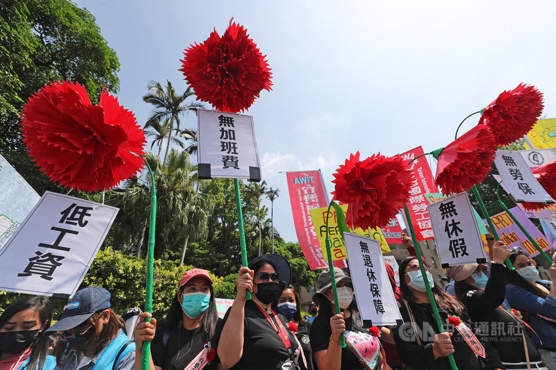 台灣移工聯盟等團體2日在行政院前舉行記者會,準備康乃馨等道具,為高工時、低薪資的家務移工發聲,呼籲政府儘速提出「家事服務法」,讓家務移工有勞動法令保障,是送給女性移工最好的母親節禮物。中央社記者裴禛攝 110年5月2日