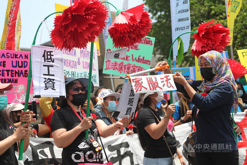 台灣移工聯盟等團體2日在行政院前舉行記者會,現場演出行動劇,為高工時、低薪資的家務移工發聲,呼籲政府儘速提出「家事服務法」,讓家務移工能有勞動法令保障。中央社記者裴禛攝 110年5月2日
