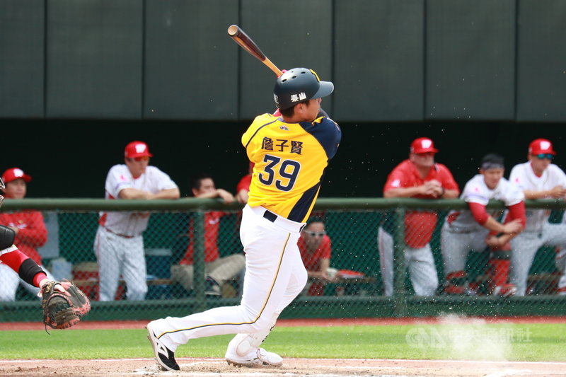 中職中信兄弟隊野手詹子賢(圖)2日與味全龍隊交手攻守有表現,5局敲出2分砲幫助球隊取得領先,賽後5轟並列全壘打王,詹子賢表示,不會特別去追求什麼「王」,幫助球隊贏球比個人獎項更重要。(中信兄弟提供)中央社記者謝靜雯傳真 110年5月2日