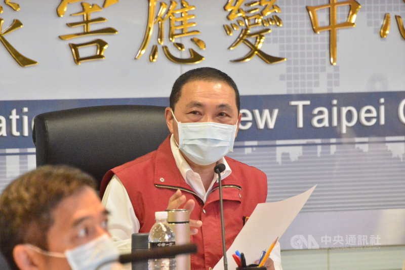 新北市長侯友宜(後)2日在疫情應變會議表示,以華航諾富特案為警惕,全面檢視新北11家防疫旅館確保獨立空調、分艙分流動線;市府將加強突擊檢查密度,確保落實防疫。中央社記者黃旭昇新北攝 110年5月2日