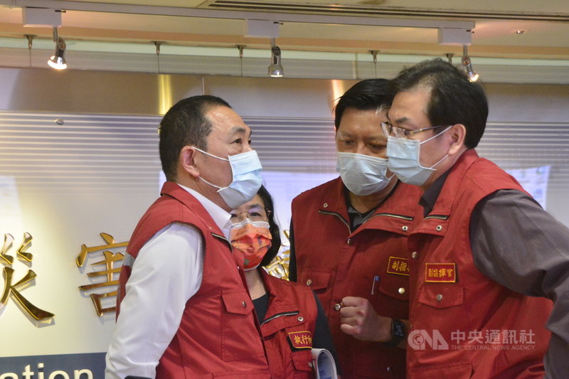 因應武漢肺炎(COVID-19,2019冠狀病毒疾病)疫情升溫,新北市長侯友宜(前左)2日在疫情應變會議表示,「這次疫情非同小可,新北要虛心檢討自己,不要犯下與別人同樣的錯誤」。侯友宜會後頻頻與高層主管交換意見。中央社記者黃旭昇新北攝 110年5月2日
