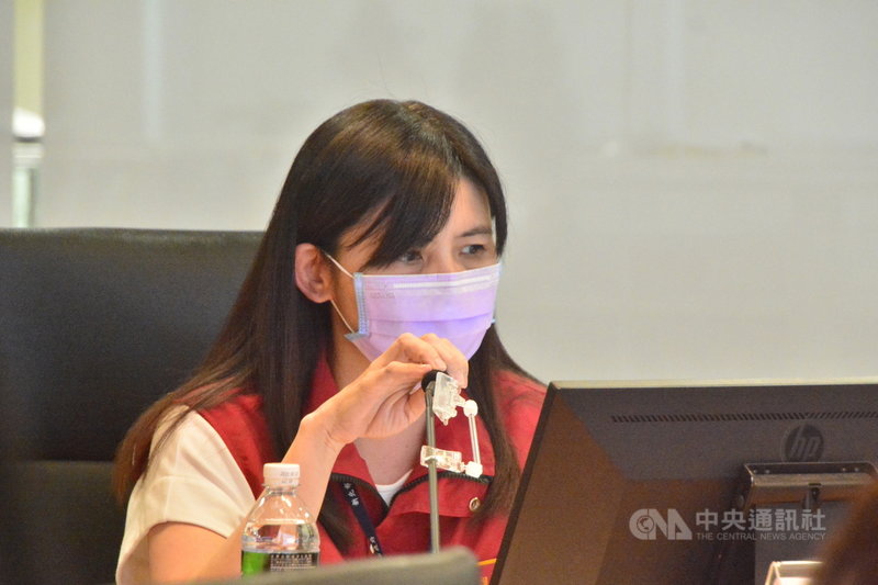 新北市府觀光旅遊局長張愛晶2日在防疫會議表示,發生諾富特飯店主管染疫情事後,4月28日就體檢轄內11家防疫旅館,並確保落實防疫的標準作業流程(SOP)。中央社記者黃旭昇新北攝 110年5月2日