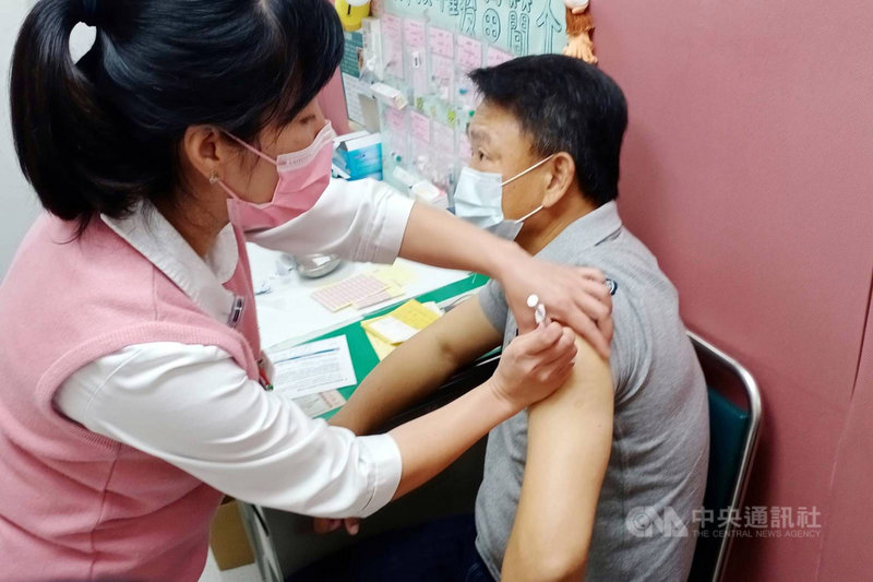 奧運棒球6搶1資格賽中華隊教練團及大名單內的球員,2日賽後安排至台北市立聯合醫院和平院區施打武漢肺炎疫苗,包括總教練洪一中(右)在內,將近20名人員接種。(中華職棒提供)中央社記者謝靜雯傳真 110年5月2日