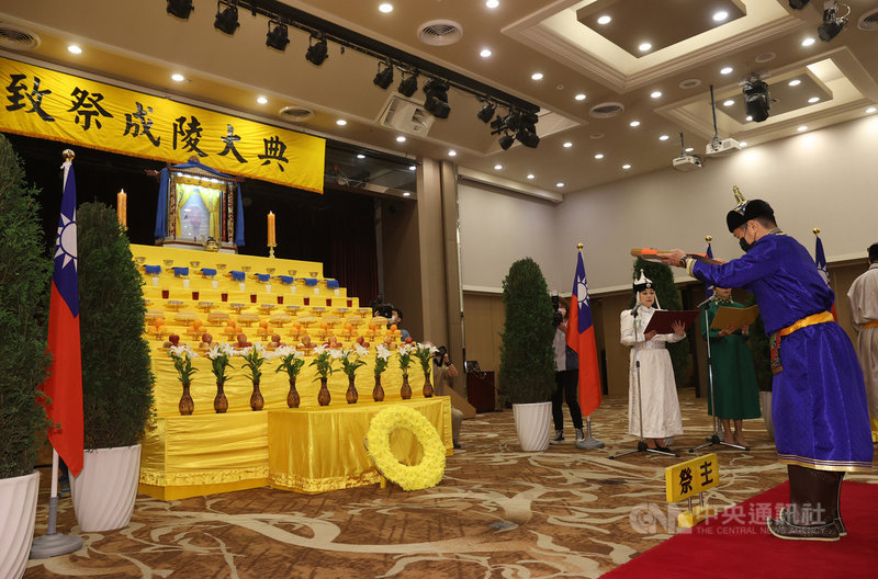 「110年蒙古民族紀念儀典-成吉思汗祭典」2日在台北福華飯店舉行,今年祭典首度由文化部長李永得(右)擔任主祭。中央社記者鄭傑文攝 110年5月2日