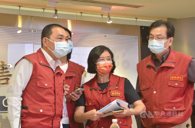 新北市政府交通局2日在防疫會議指出,武漢肺炎(2019冠狀病毒疾病,COVID-19)確診個案搭乘過的公車路線,已全面消毒完畢。市長侯友宜(左起)、衛生局長陳潤秋、副市長劉和然會後持續交換意見。中央社記者黃旭昇新北攝 110年5月2日